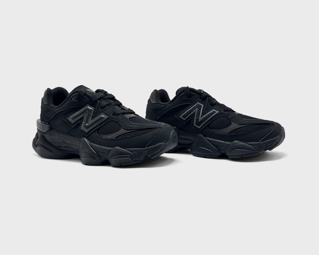 New Balance 9060 Black Kids Sneaker schwarz Paar schräg von vorne