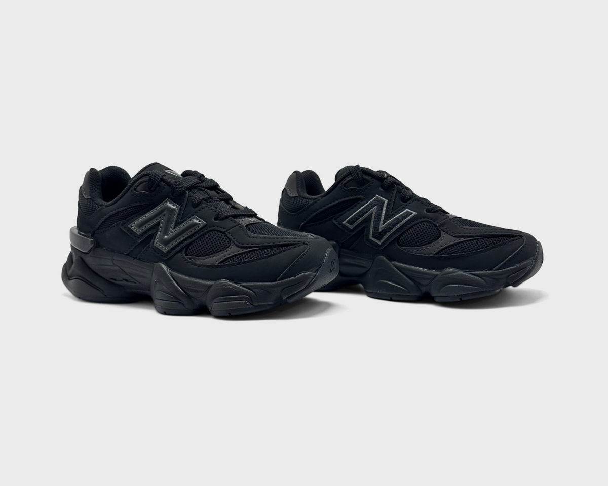 New Balance 9060 Black Kids Sneaker schwarz Paar schräg von vorne