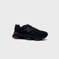 New Balance 9060 Black Red Sneaker schwarz rot schräg von vorne
