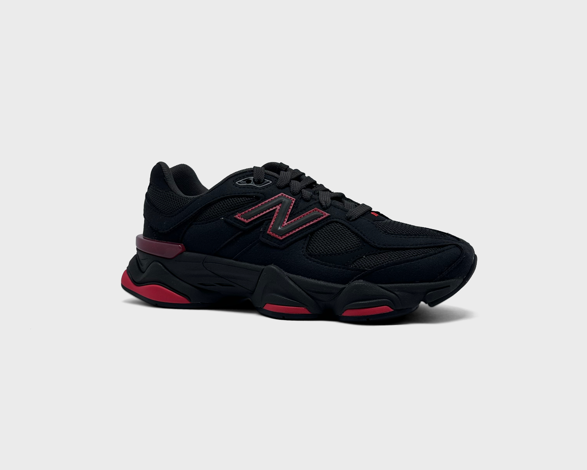 New Balance 9060 Black Red Sneaker schwarz rot schräg von vorne
