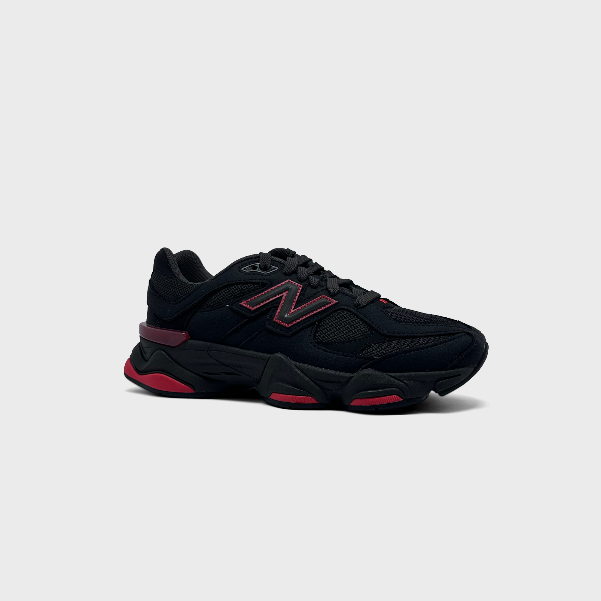 New Balance 9060 Black Red Sneaker schwarz rot schräg von vorne
