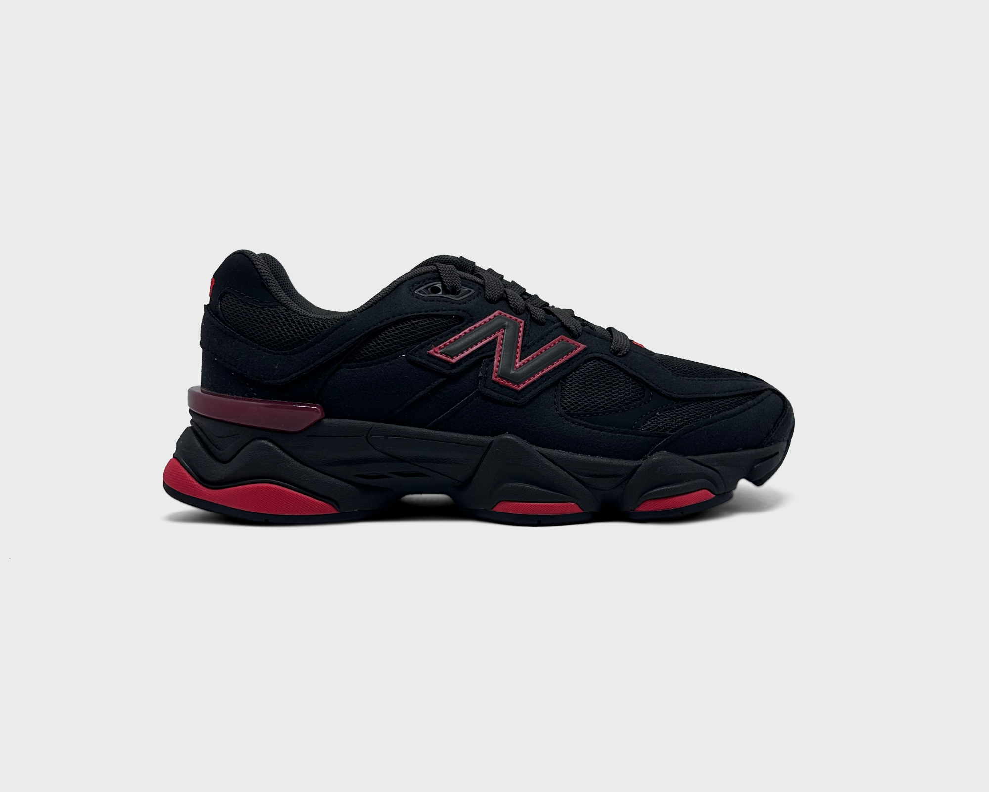 New Balance 9060 Black Red Sneaker schwarz rot Außenseite Seitenansicht
