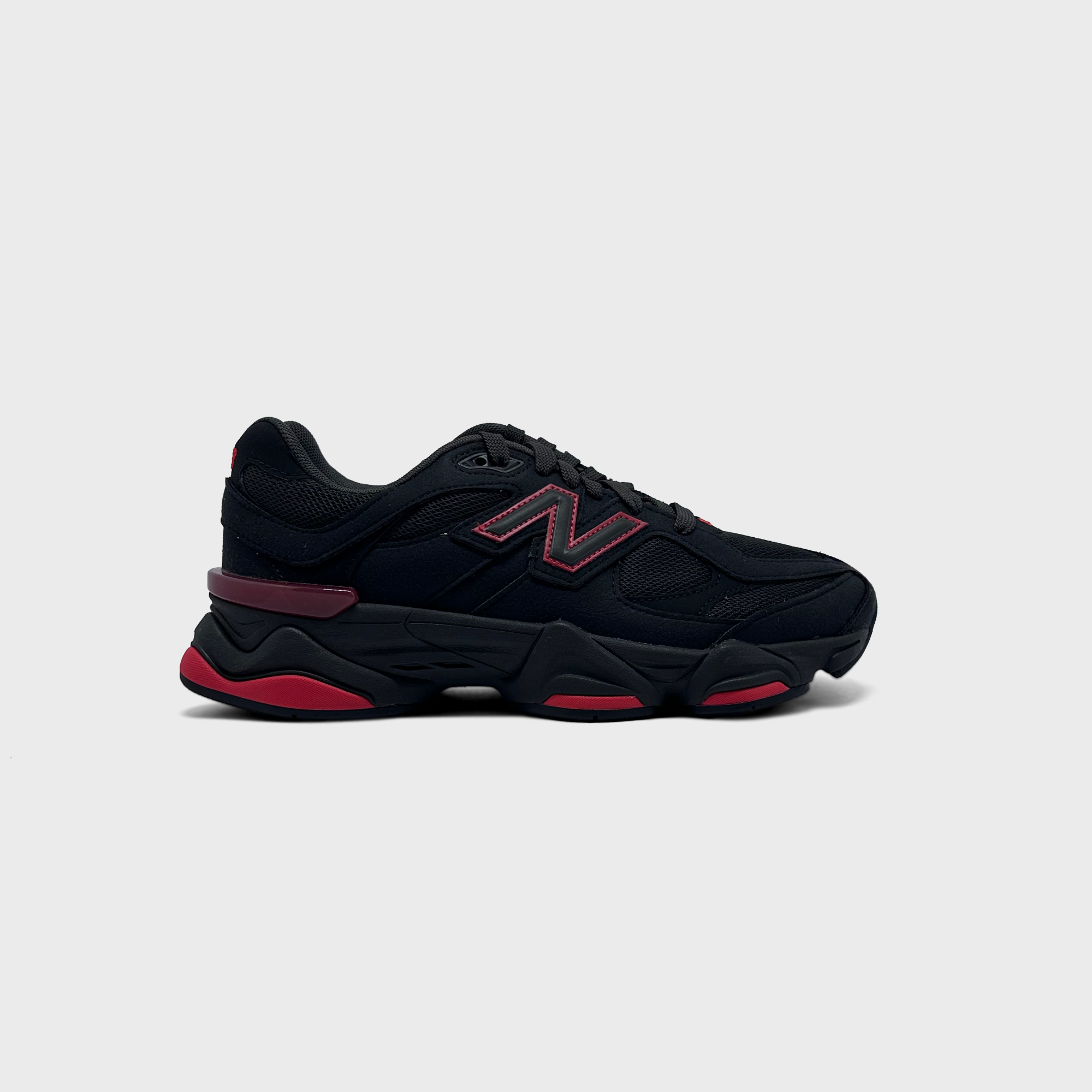 New Balance 9060 Black Red Sneaker schwarz rot Außenseite Seitenansicht
