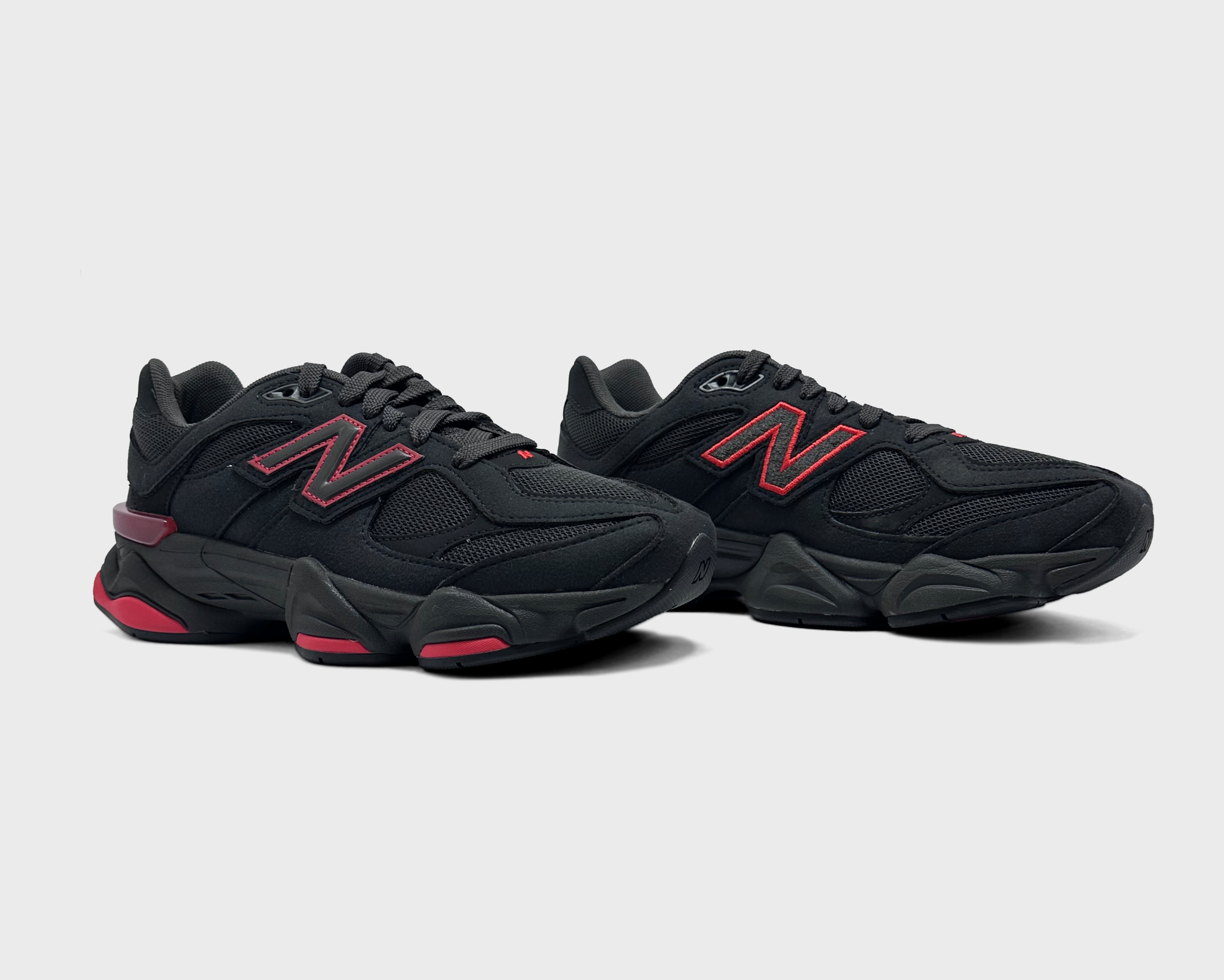New Balance 9060 Black Red Sneaker schwarz rot Paar schräg von vorne

