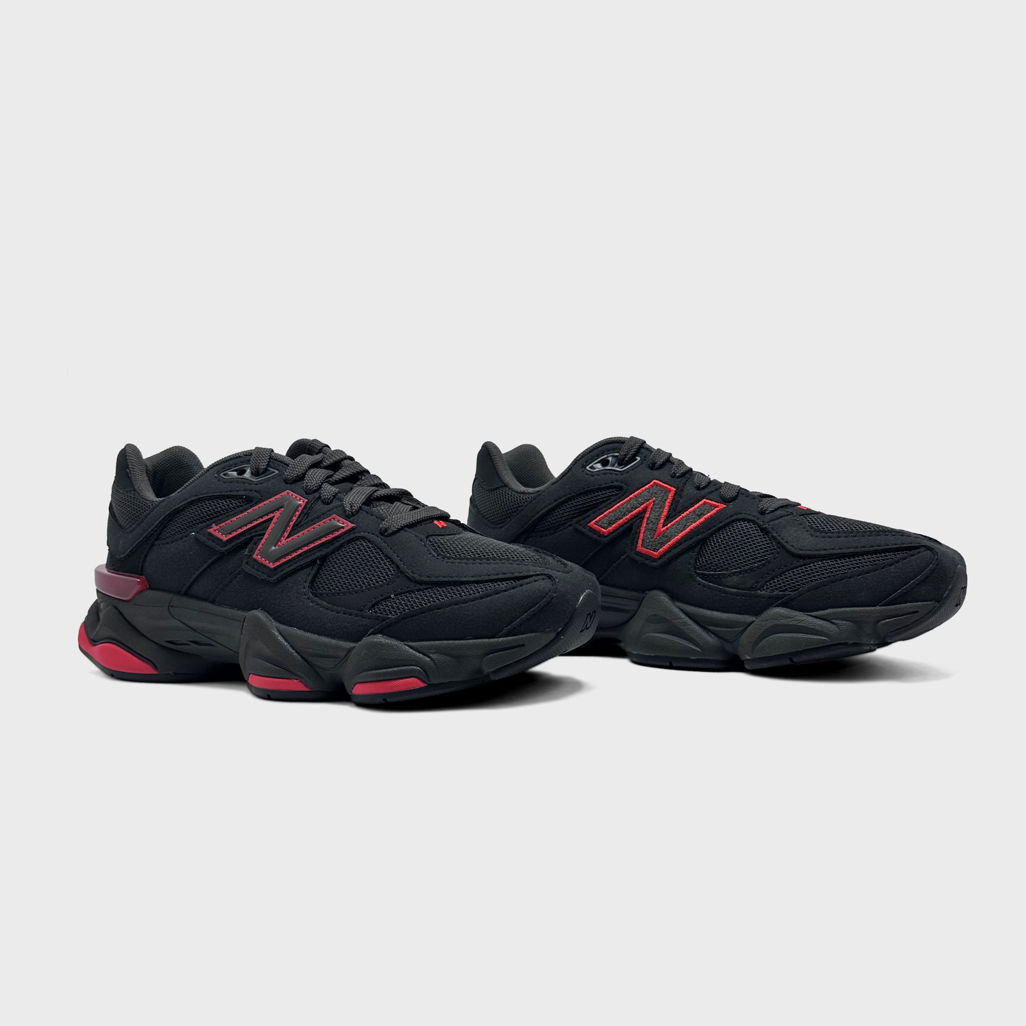 New Balance 9060 Black Red Sneaker schwarz rot Paar schräg von vorne
