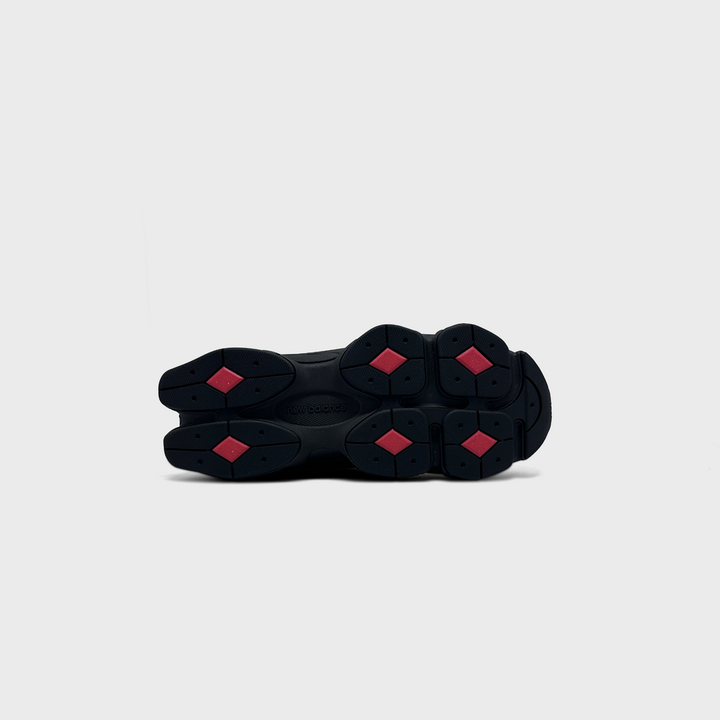 New Balance 9060 Black Red Sneaker schwarz rot Sohle Unterseite
