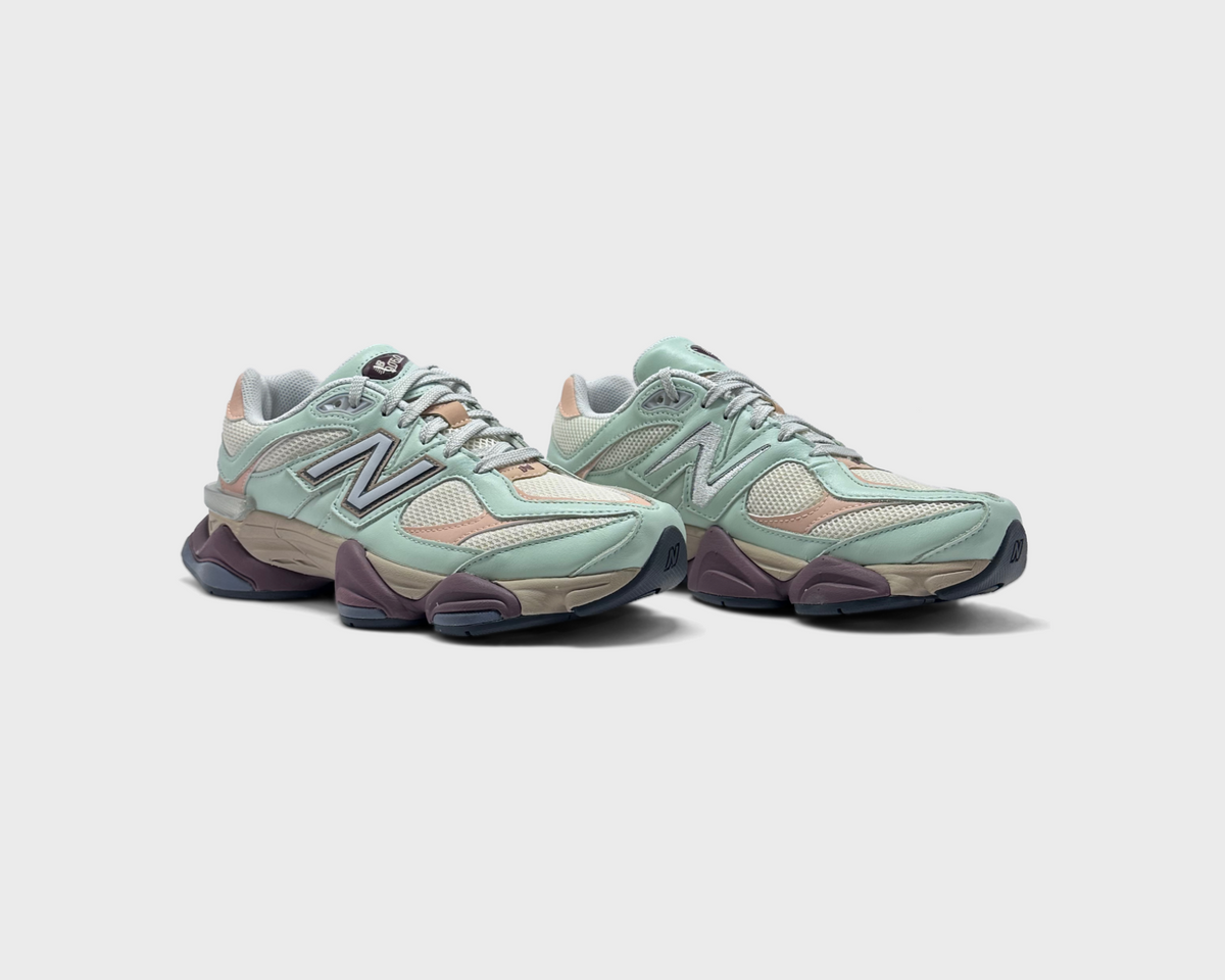 New Balance 9060 Clay Ash Sneaker graugrün beige Paar schräg von vorne