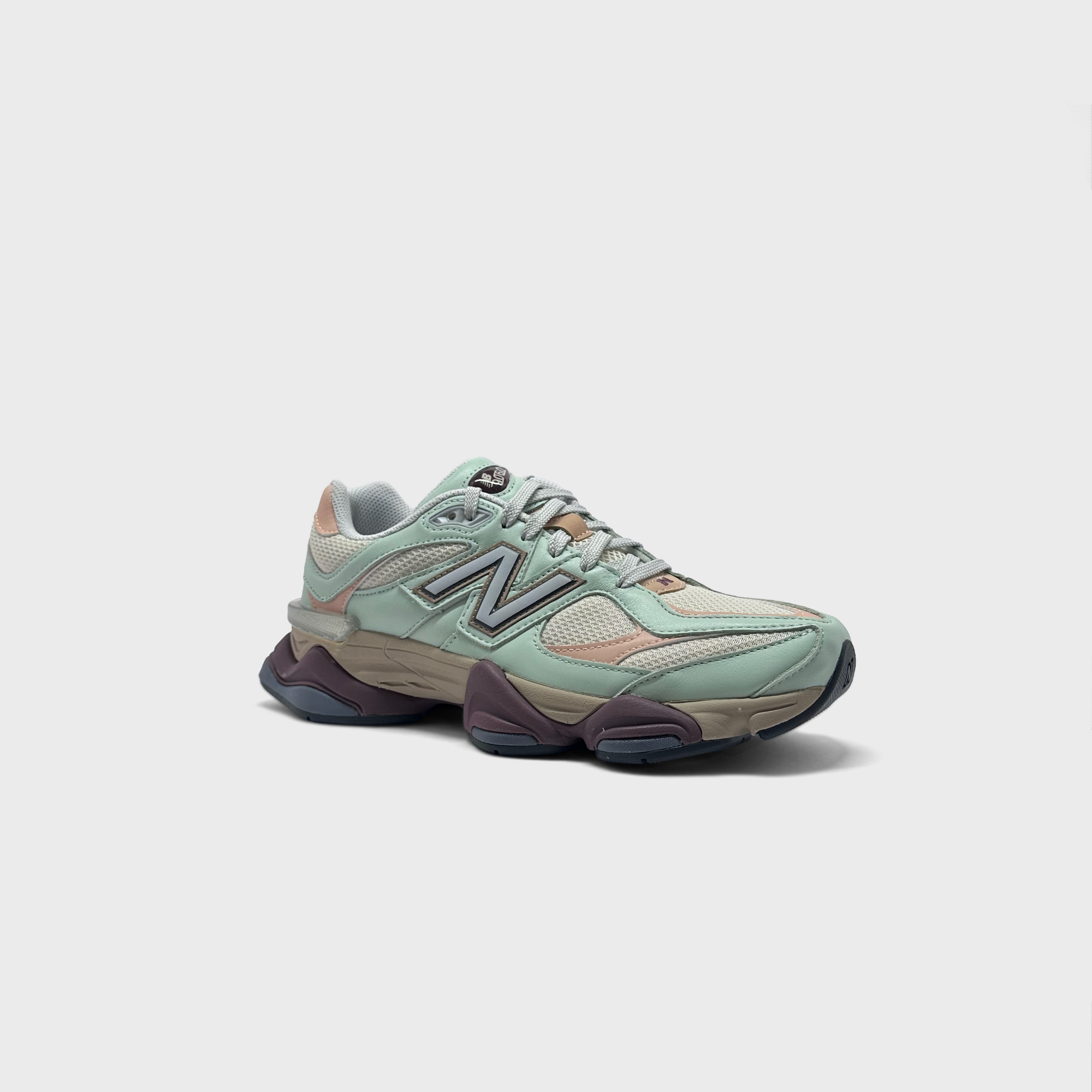 New Balance 9060 Green Brown Sneaker grün braun schräg von vorne

