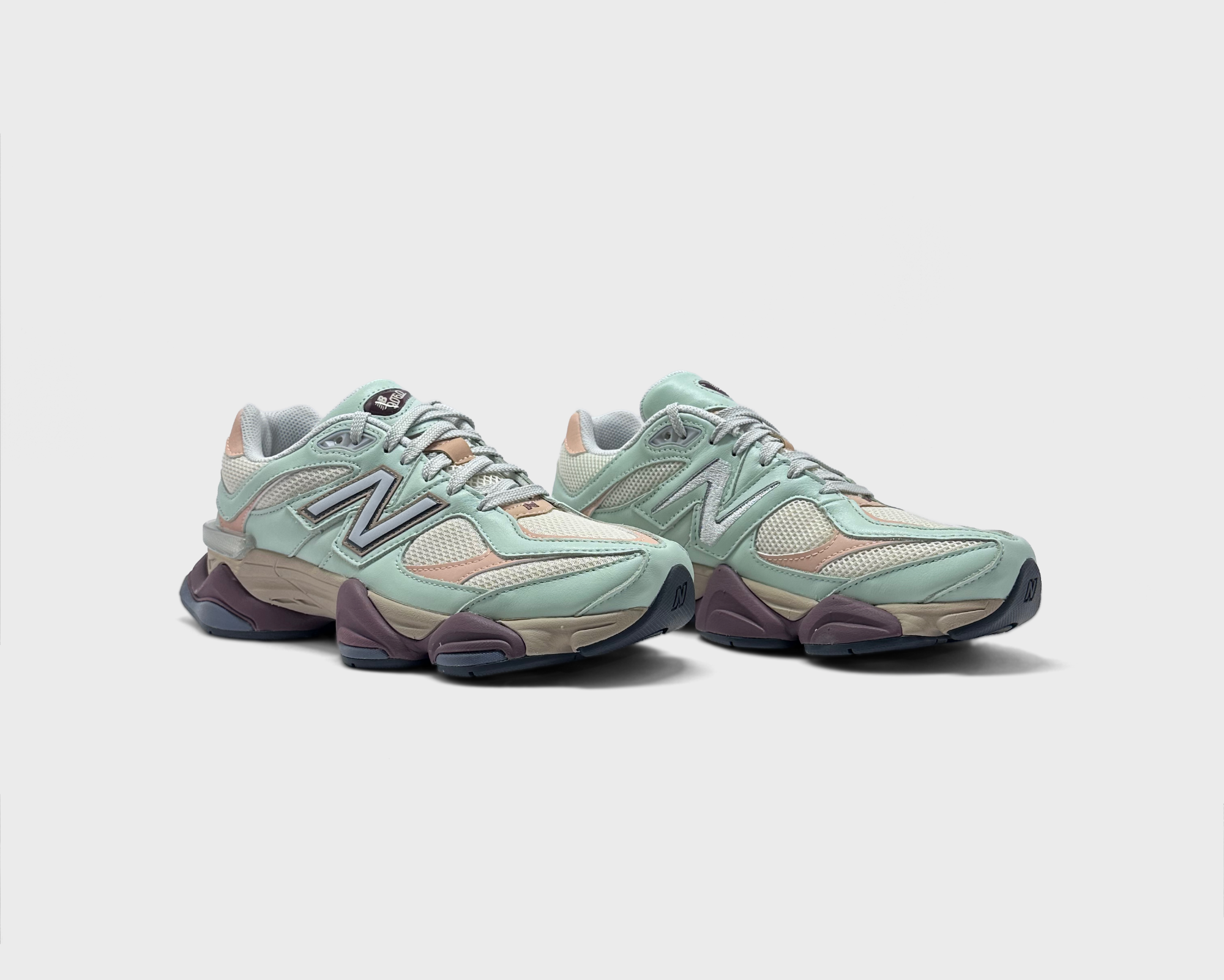 New Balance 9060 Green Brown Sneaker grün braun Paar schräg von vorne

