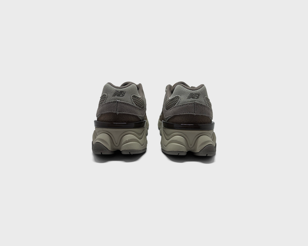New Balance 9060 Mushroom Arid Stone (Kids) Sneaker graubraun Paar Rückansicht