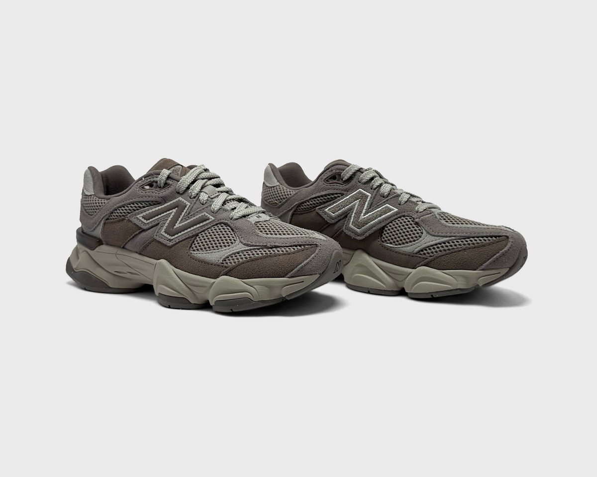 New Balance 9060 Mushroom Arid Stone (Kids) Sneaker graubraun Paar schräg von vorne