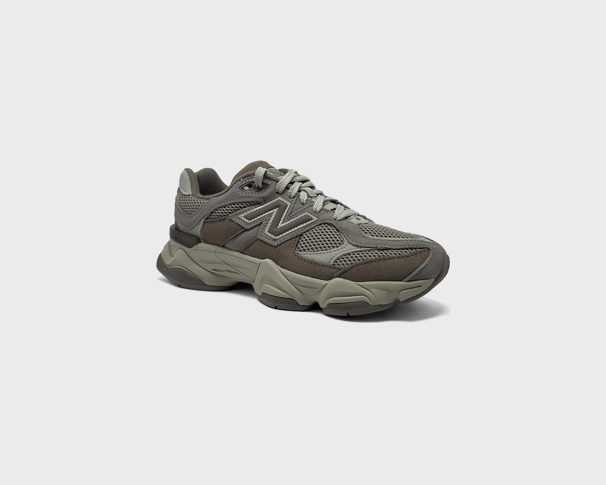 New Balance 9060 Mushroom Arid Stone (Kids) Sneaker graubraun schräg von vorne