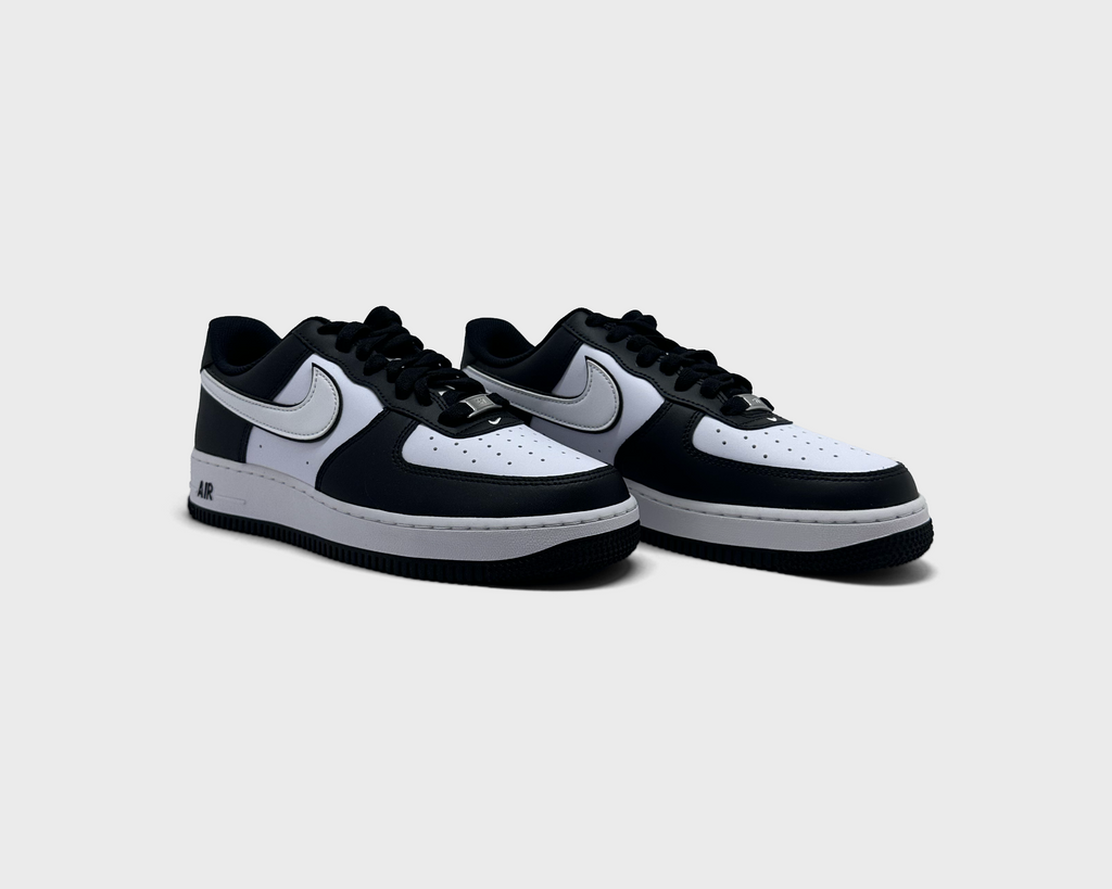 Nike Air Force 1 Low Black White Sneaker schwarz weiß Paar schräg von vorne