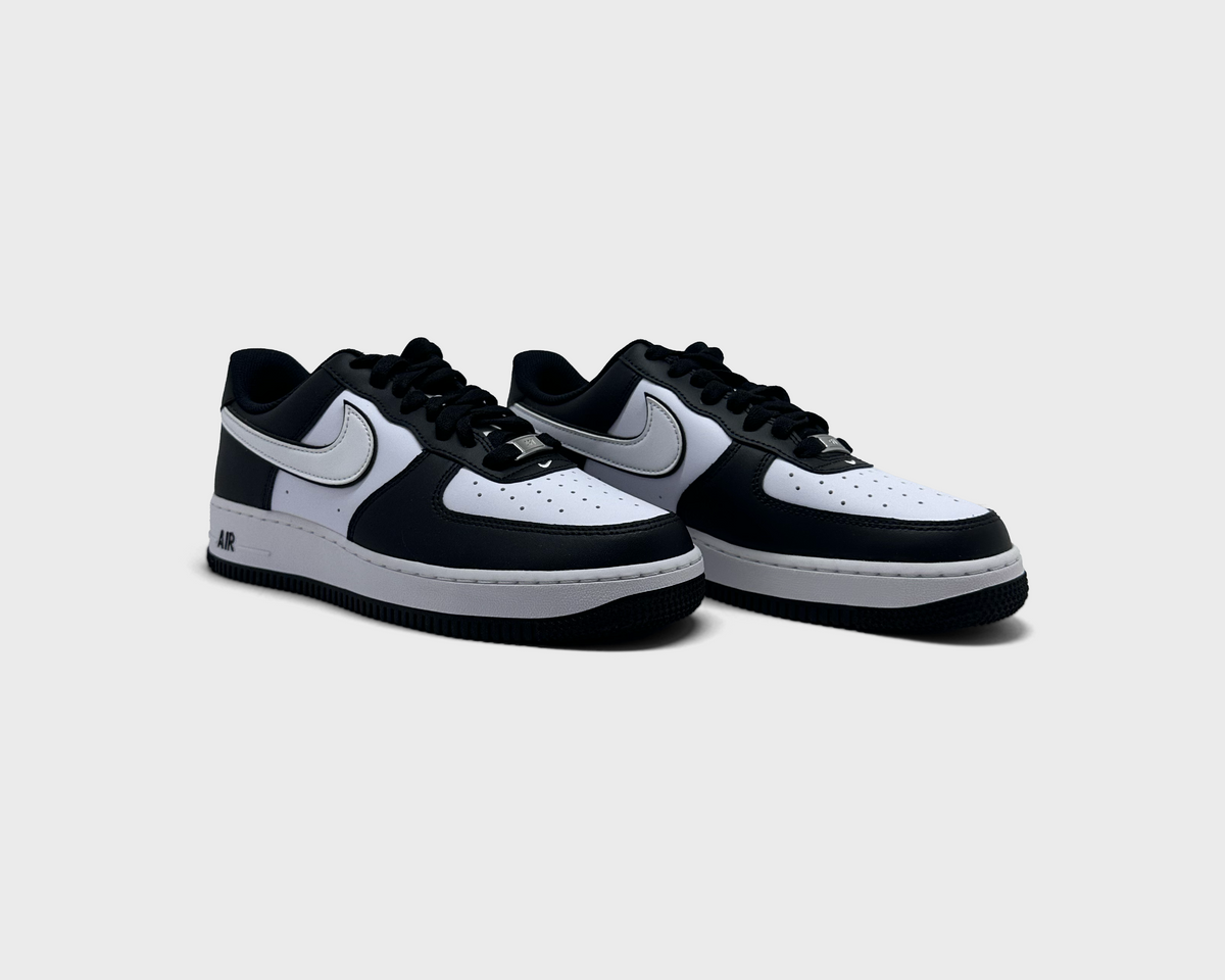 Nike Air Force 1 Low Black White Sneaker schwarz weiß Paar schräg von vorne