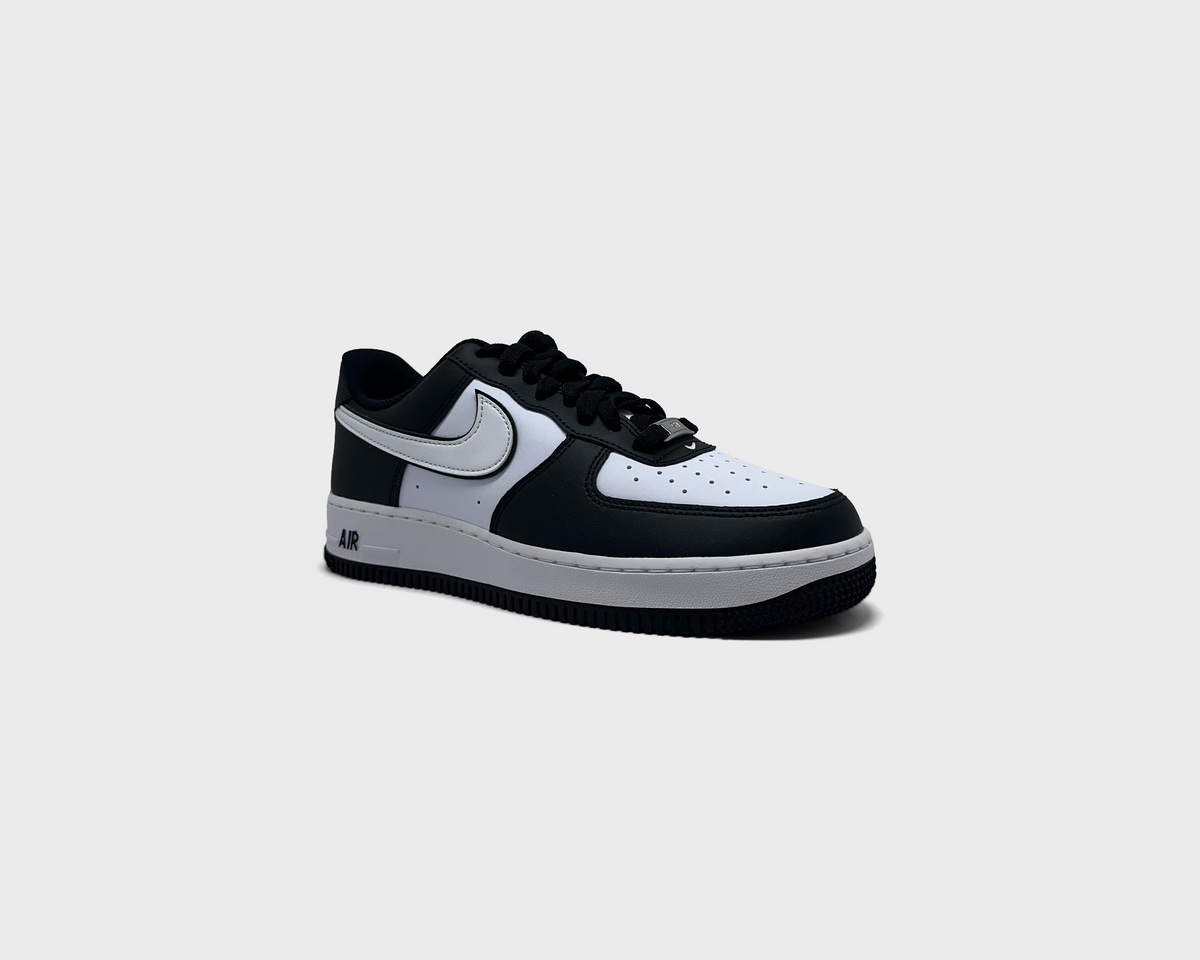 Nike Air Force 1 Low Black White Sneaker schwarz weiß schräg von vorne