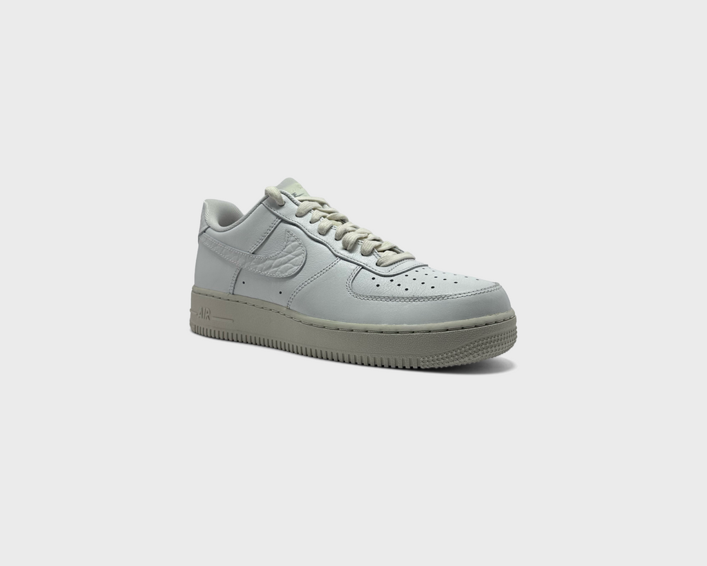 Nike Air Force 1 Low Premium Summit White Sea Glass Sneaker weiß hellgrün schräg von vorne