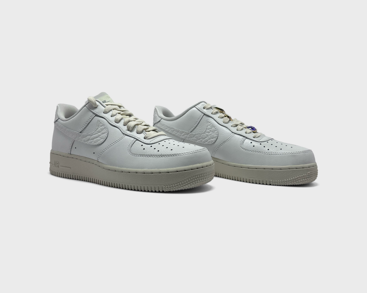 Nike Air Force 1 Low Premium Summit White Sea Glass Sneaker weiß hellgrün Paar schräg von vorne
