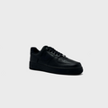 Nike Air Force 1 Low Triple Black Sneaker schwarz schräg von vorne
