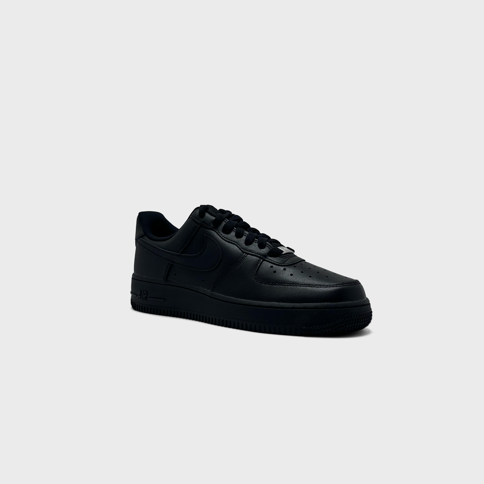 Nike Air Force 1 Low Triple Black Sneaker schwarz schräg von vorne
