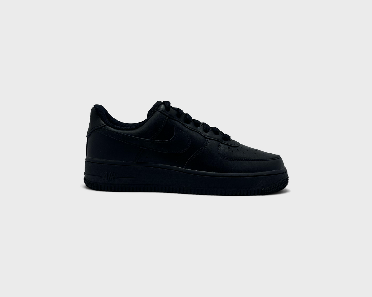 Nike Air Force 1 Low Triple Black Sneaker schwarz Außenseite Seitenansicht