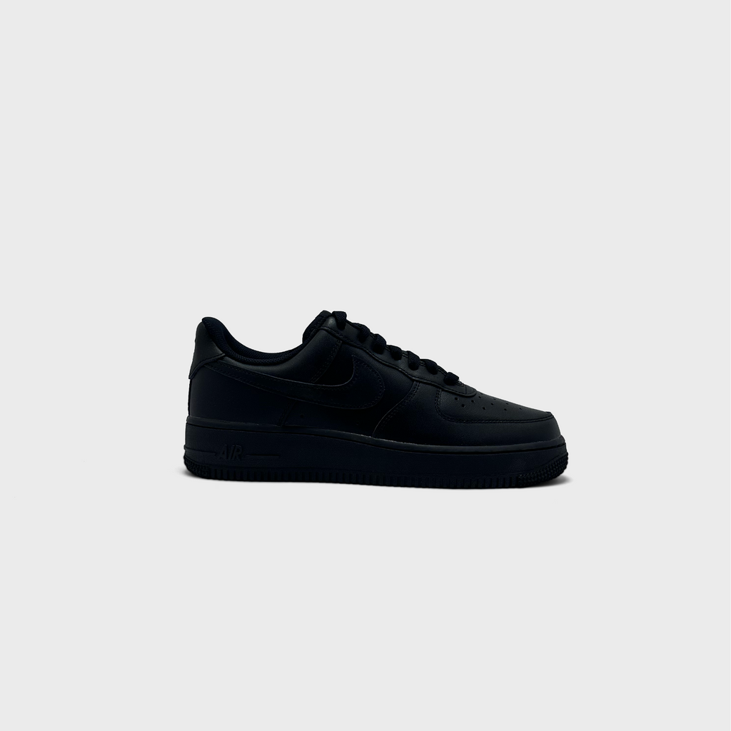Nike Air Force 1 Low Triple Black Sneaker schwarz Außenseite Seitenansicht
