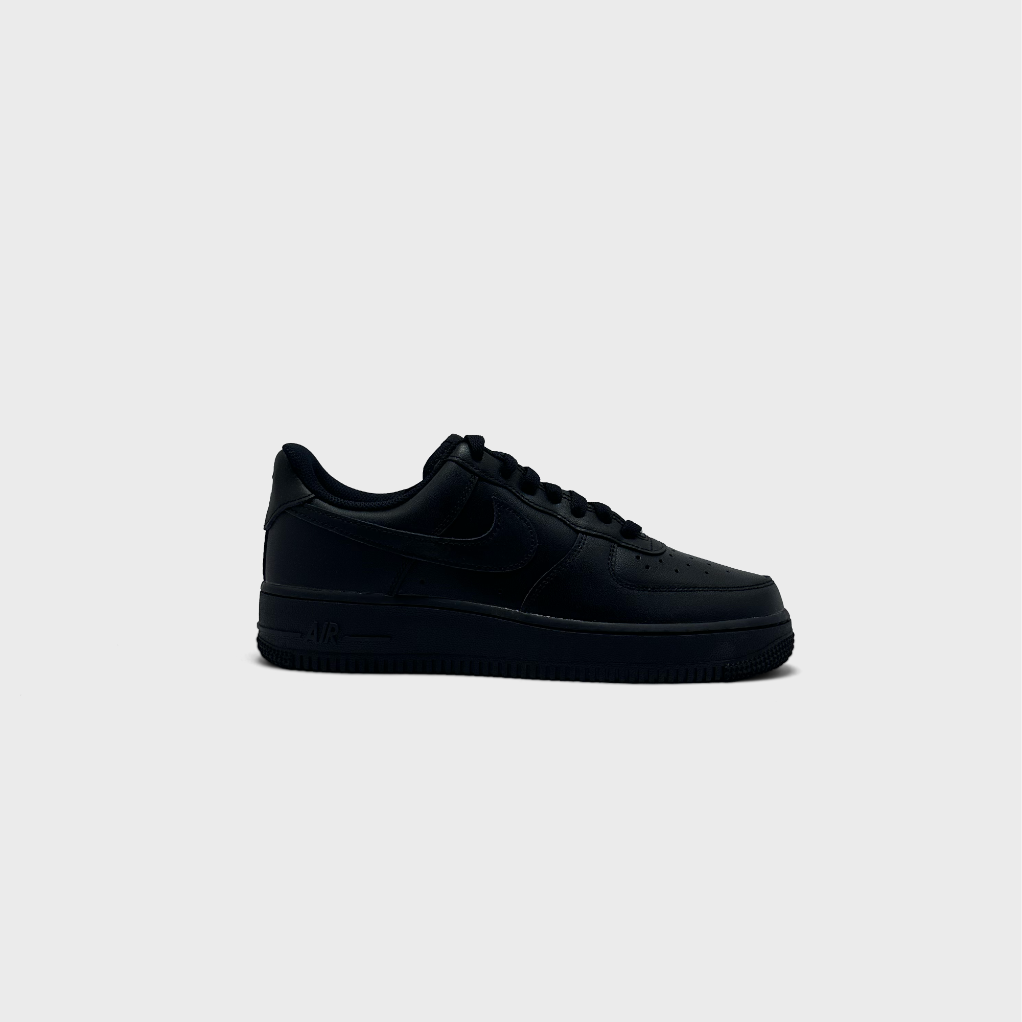 Nike Air Force 1 Low Triple Black Sneaker schwarz Außenseite Seitenansicht

