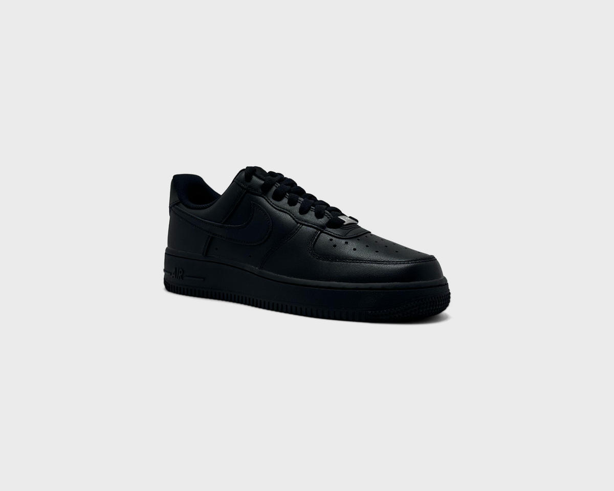 Nike Air Force 1 Low Triple Black Sneaker schwarz schräg von vorne