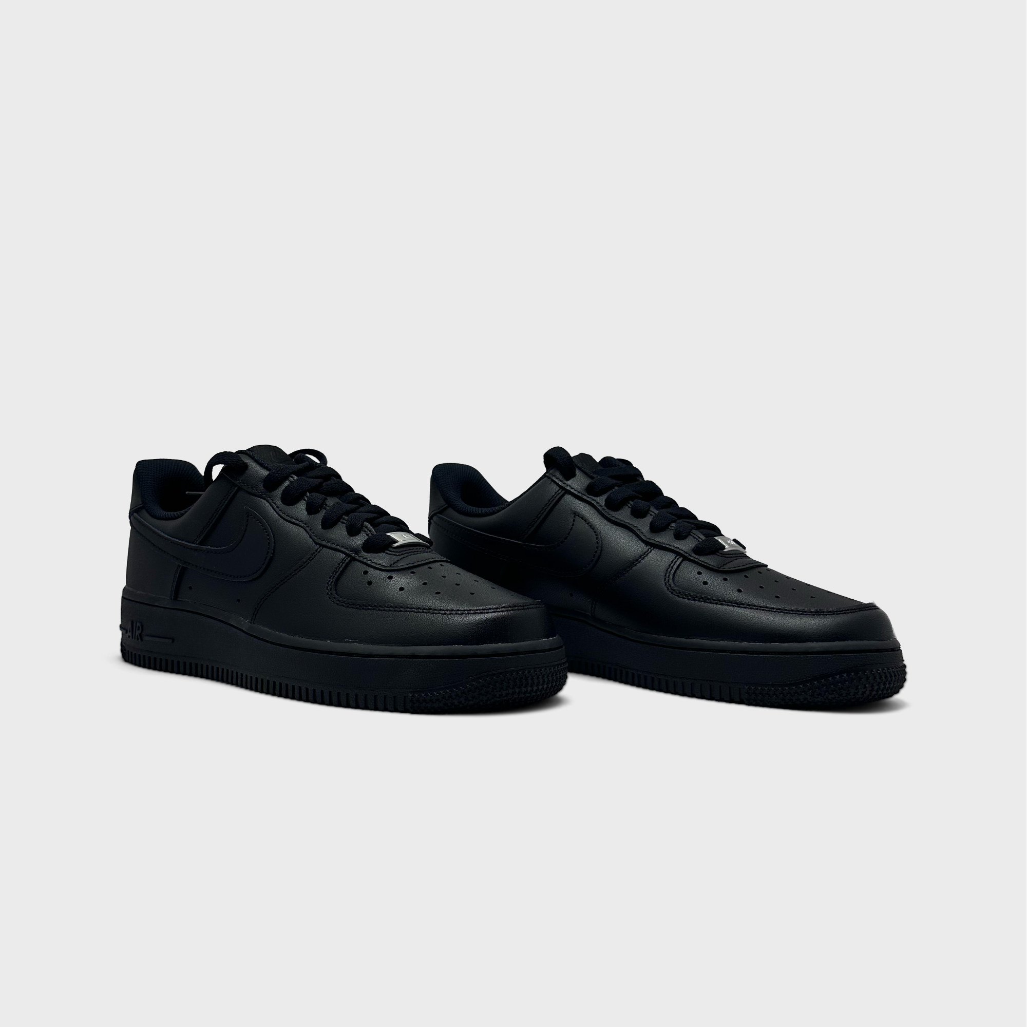 Nike Air Force 1 Low Triple Black Sneaker schwarz Paar schräg von vorne
