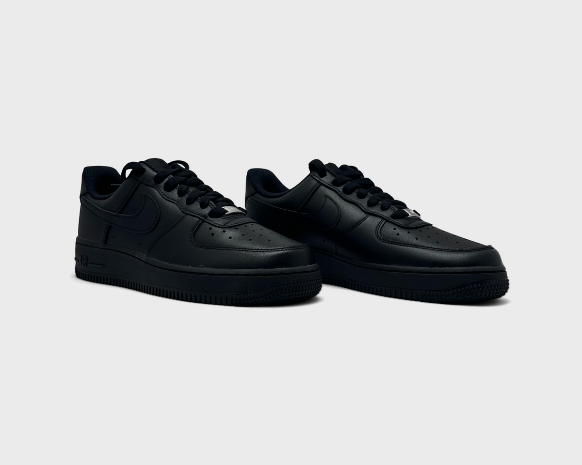 Nike Air Force 1 Low Triple Black Sneaker schwarz Paar schräg von vorne