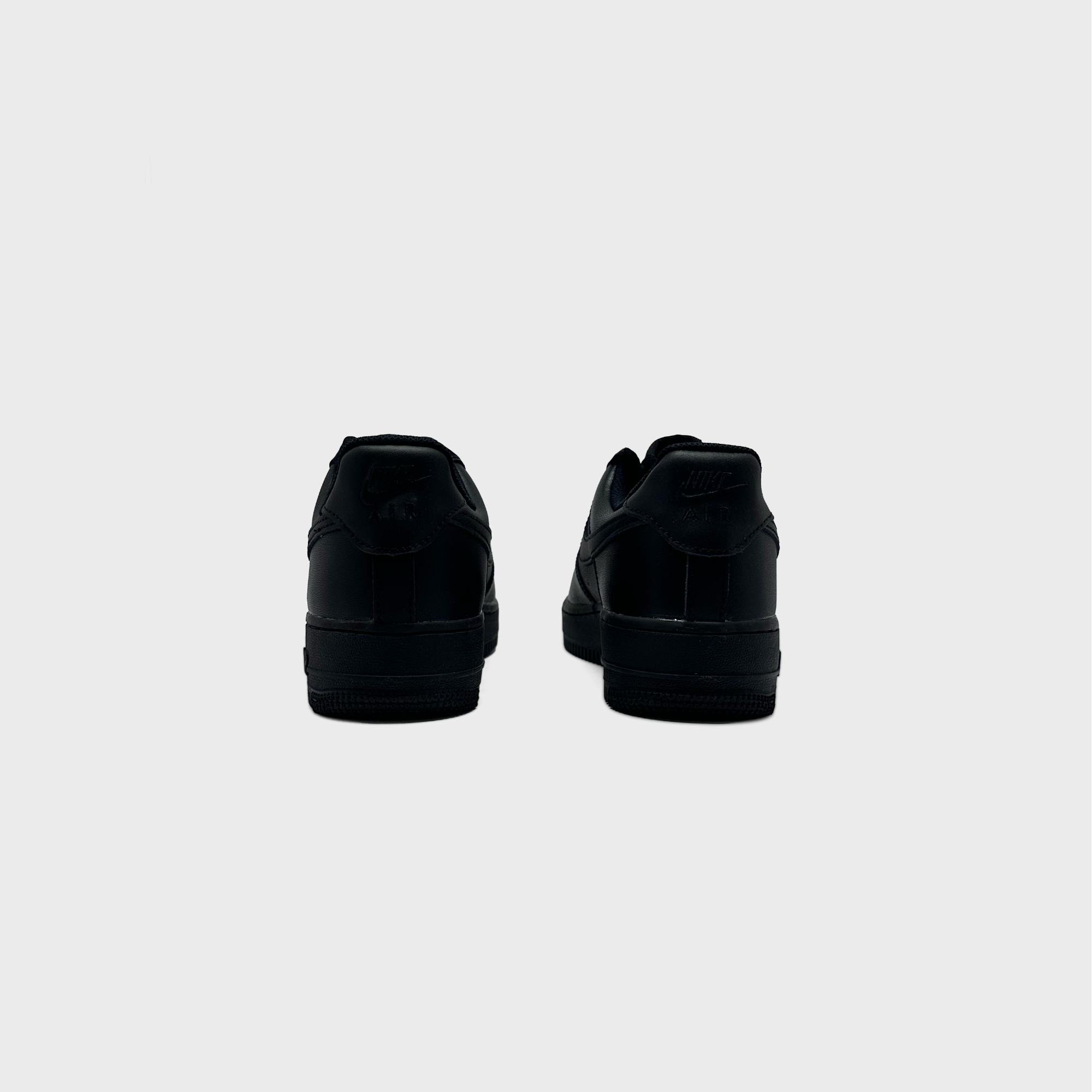 Nike Air Force 1 Low Triple Black Sneaker schwarz Sneaker Paar Rückansicht
