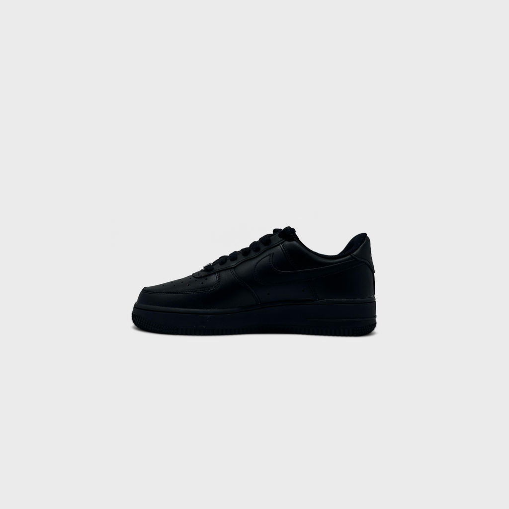 Nike Air Force 1 Low Triple Black Sneaker schwarz Innenseite Seitenansicht
