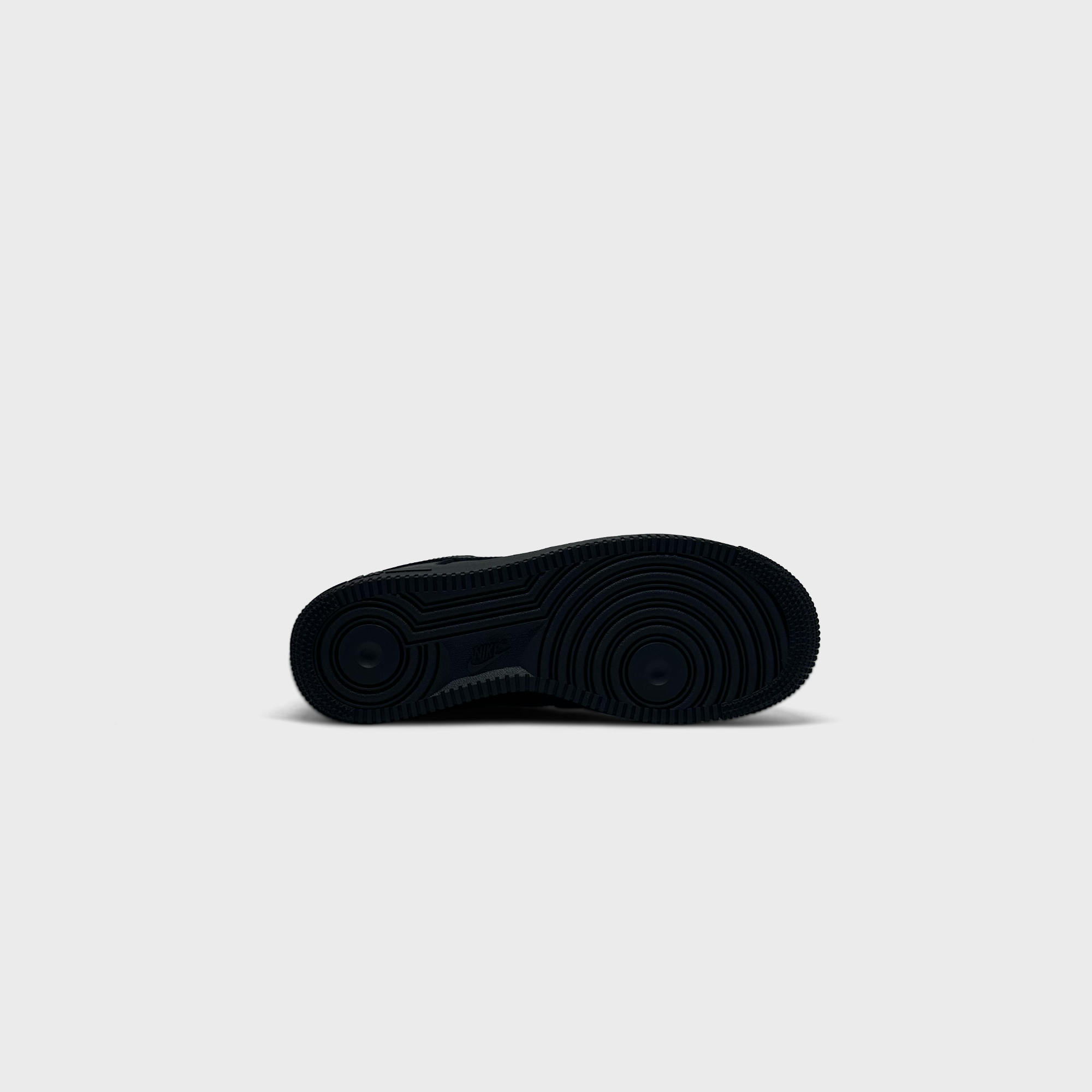 Nike Air Force 1 Low Triple Black Sneaker schwarz Sohle Unterseite
