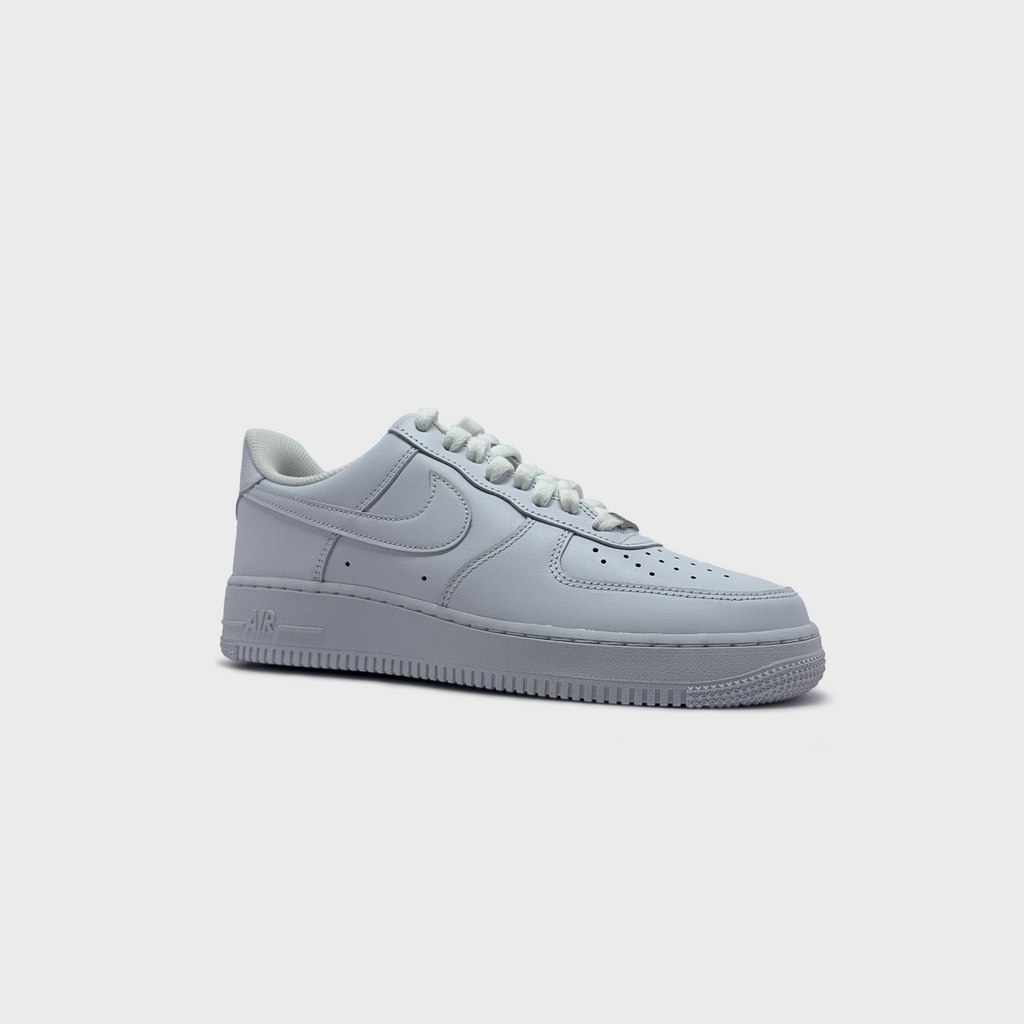 Nike Air Force 1 Low Triple White Sneaker komplett weiß schräg von vorne