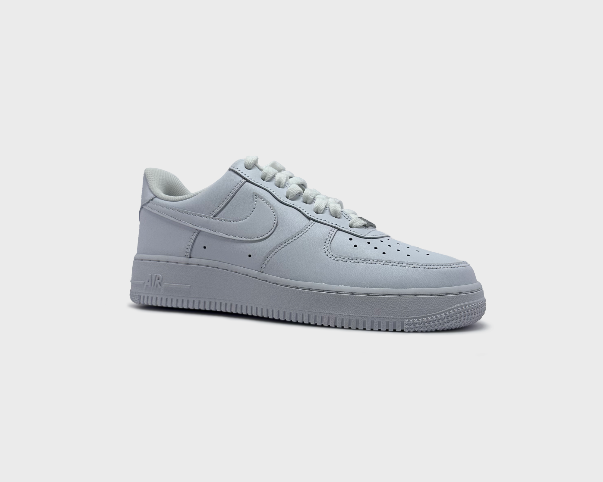 Nike Air Force 1 Low Triple White Sneaker komplett weiß schräg von vorne