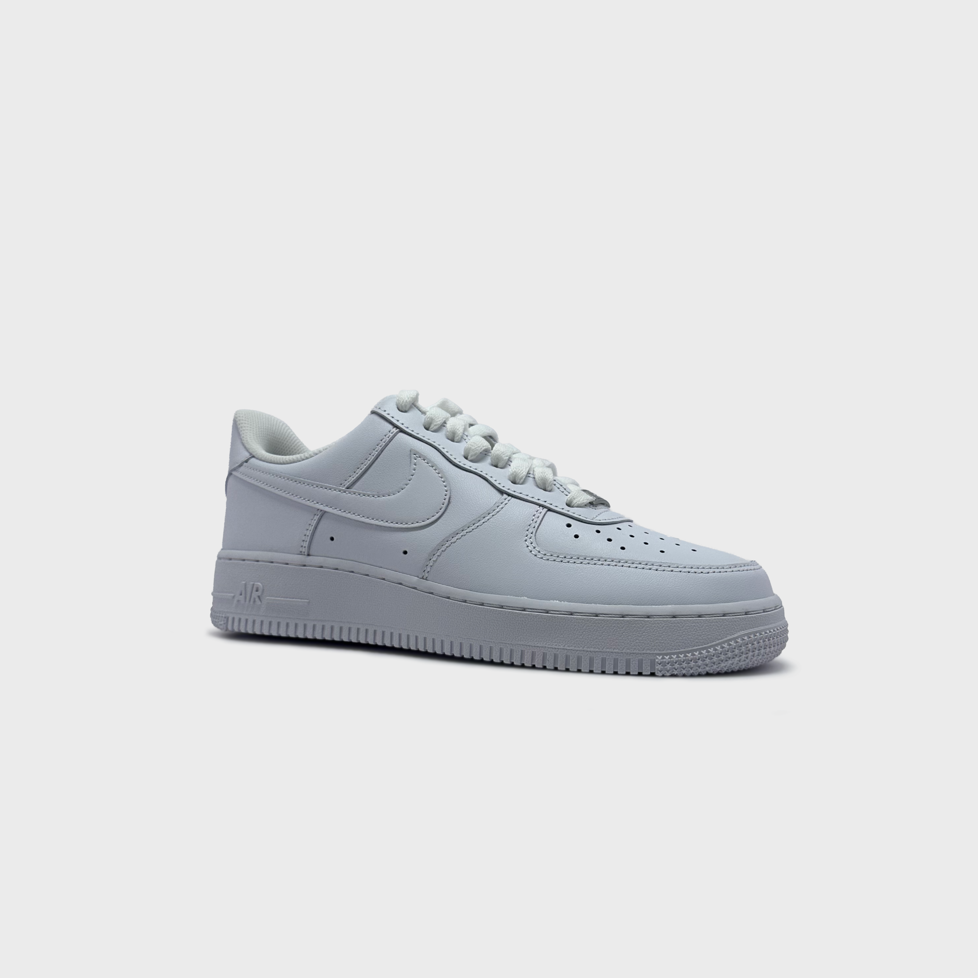 Nike Air Force 1 Low Triple White Sneaker komplett weiß schräg von vorne
