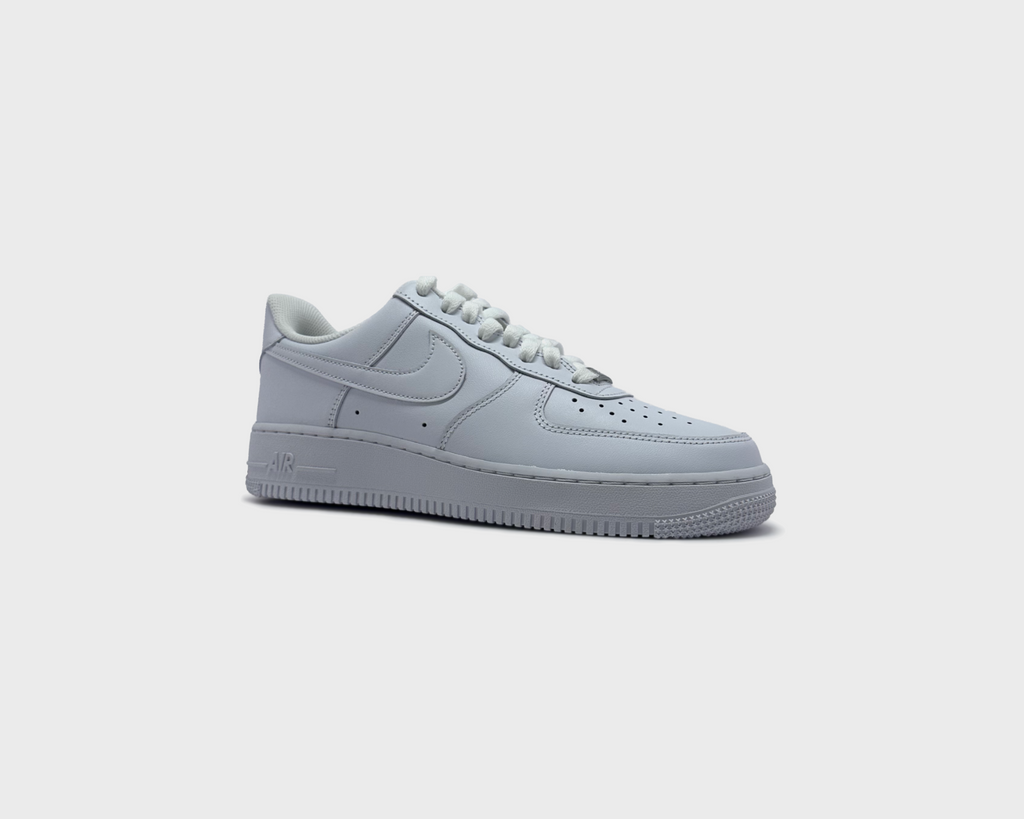 Nike Air Force 1 Low Triple White Sneaker weiß schräg von vorne