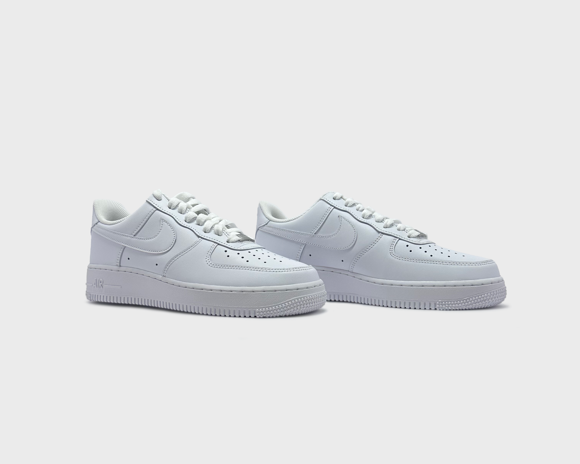 Nike Air Force 1 Low Triple White Sneaker weiß Paar schräg von vorne