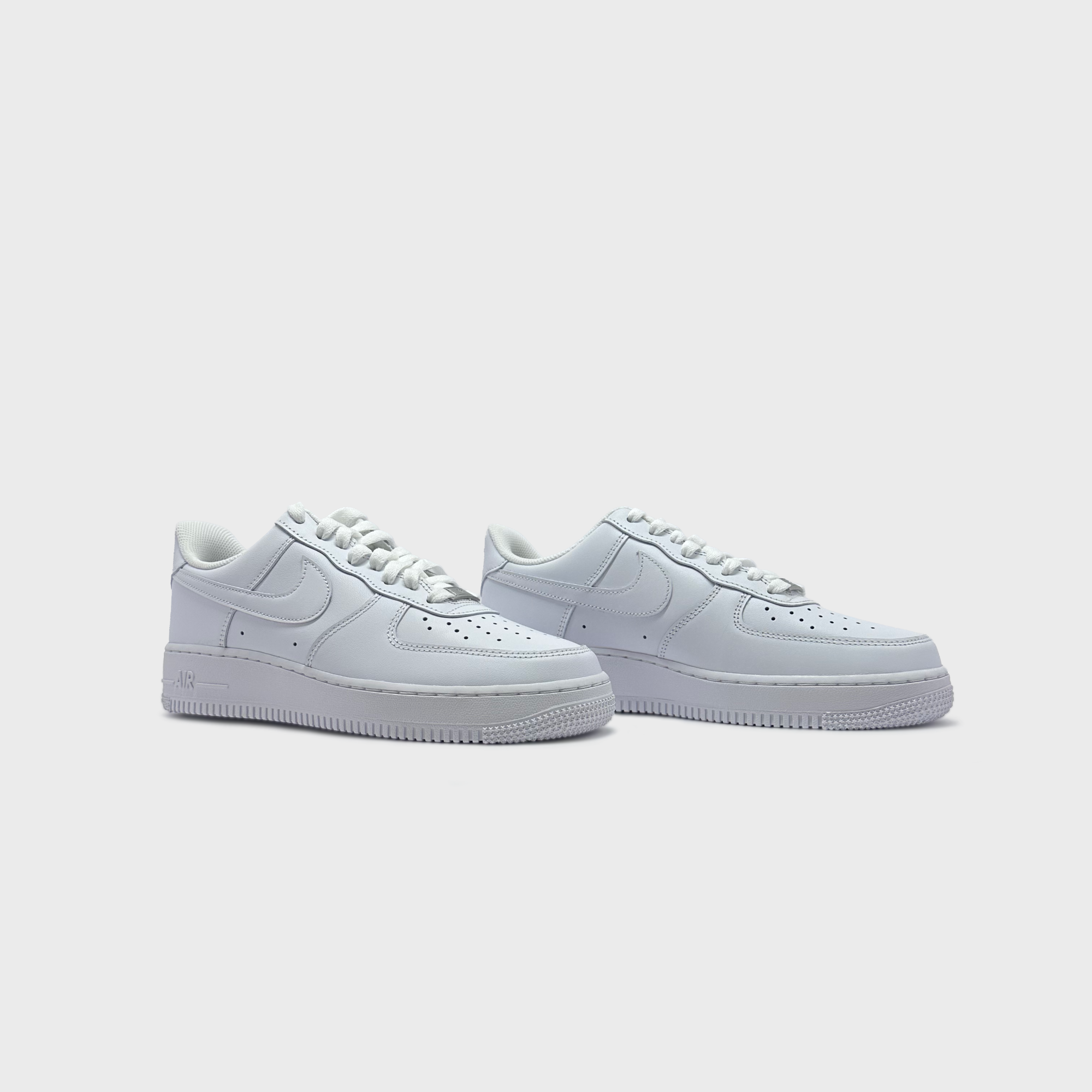 Nike Air Force 1 Low Triple White Sneaker weiß Paar schräg von vorne