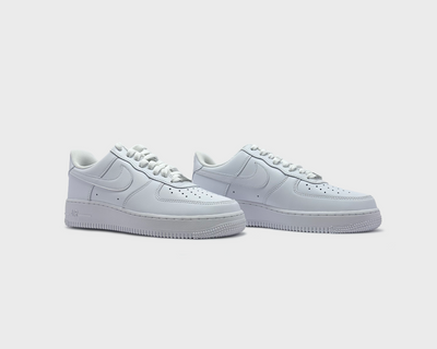 Nike Air Force 1 Low Triple White Sneaker weiß Paar schräg von vorne