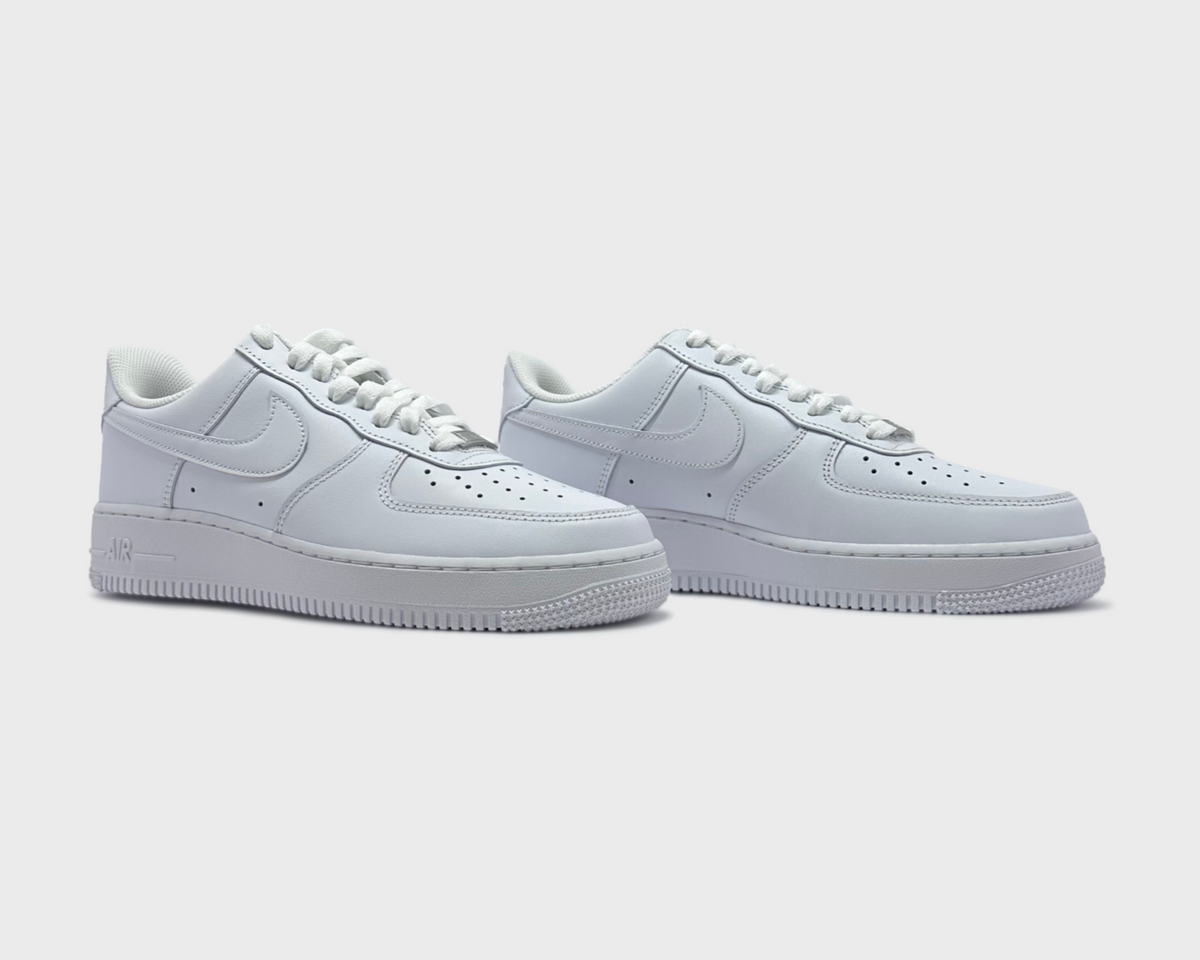 Nike Air Force 1 Low Triple White Sneaker weiß Paar schräg von vorne
