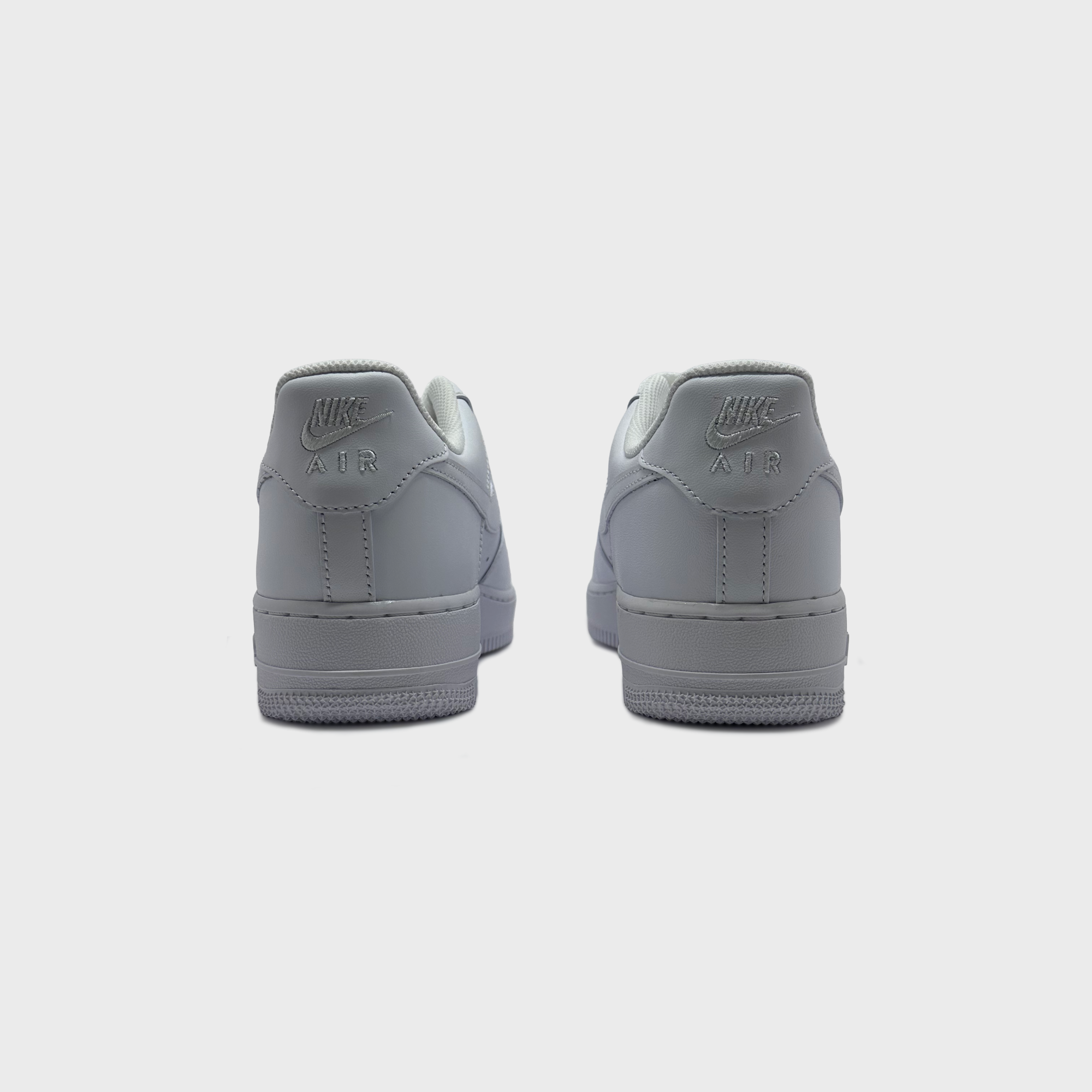 Nike Air Force 1 Low Triple White Sneaker weiß Paar Rückansicht
