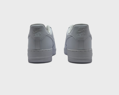 Nike Air Force 1 Low Triple White Sneaker weiß Paar Rückansicht