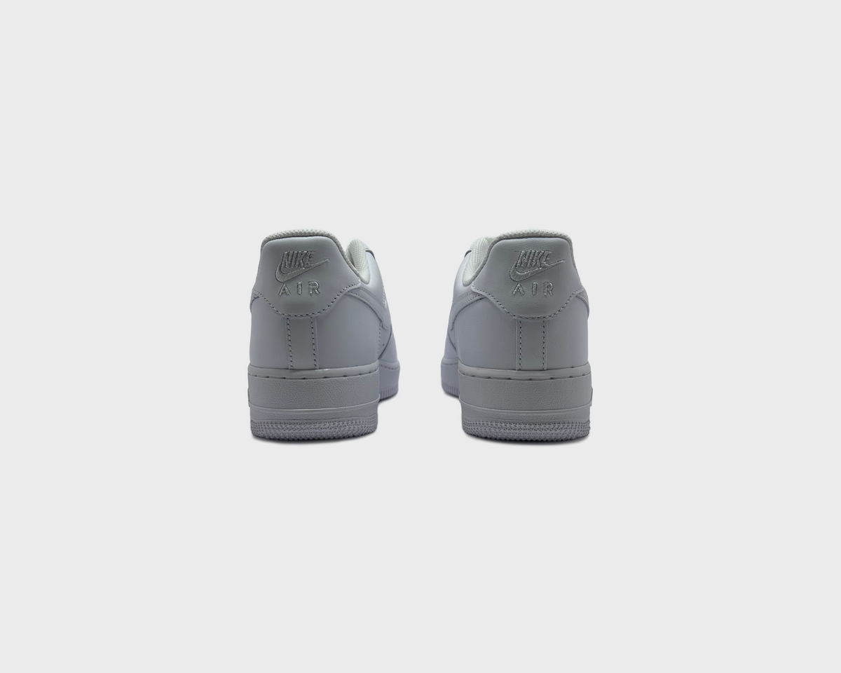 Nike Air Force 1 Low Triple White Sneaker weiß Paar Rückansicht