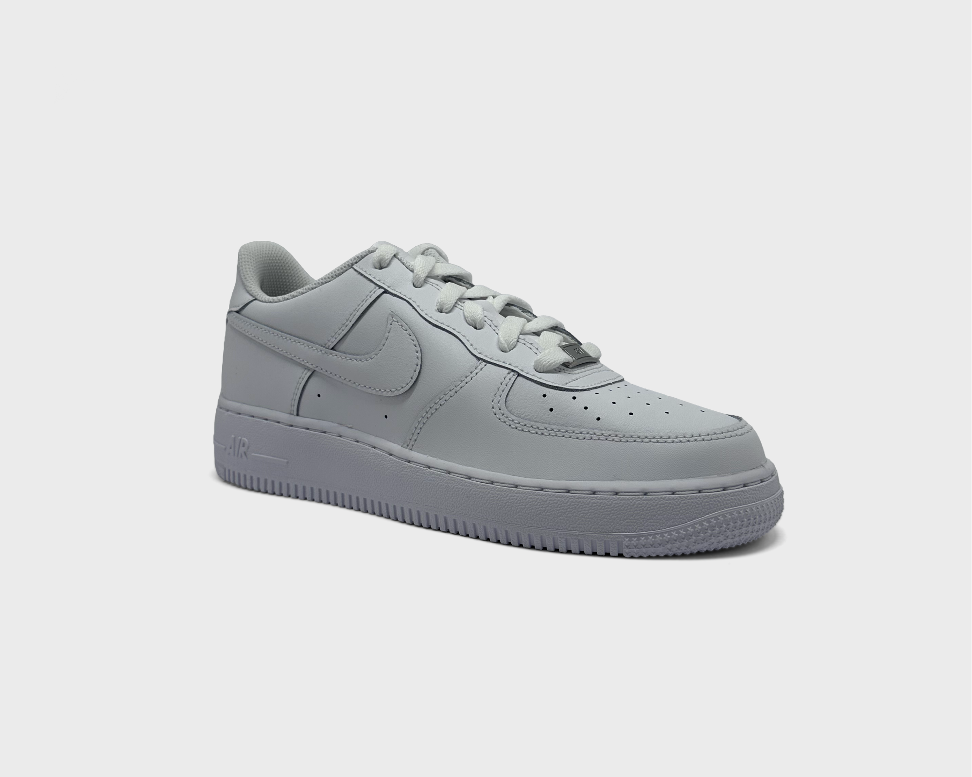 Nike Air Force 1 Low White GS Sneaker komplett weiß schräg von vorne