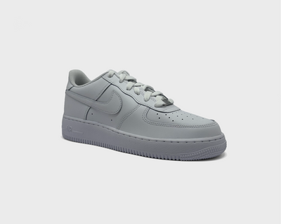 Nike Air Force 1 Low White GS Sneaker komplett weiß schräg von vorne