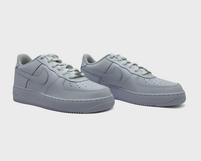 Nike Air Force 1 Low White GS Sneaker weiß Paar schräg von vorne