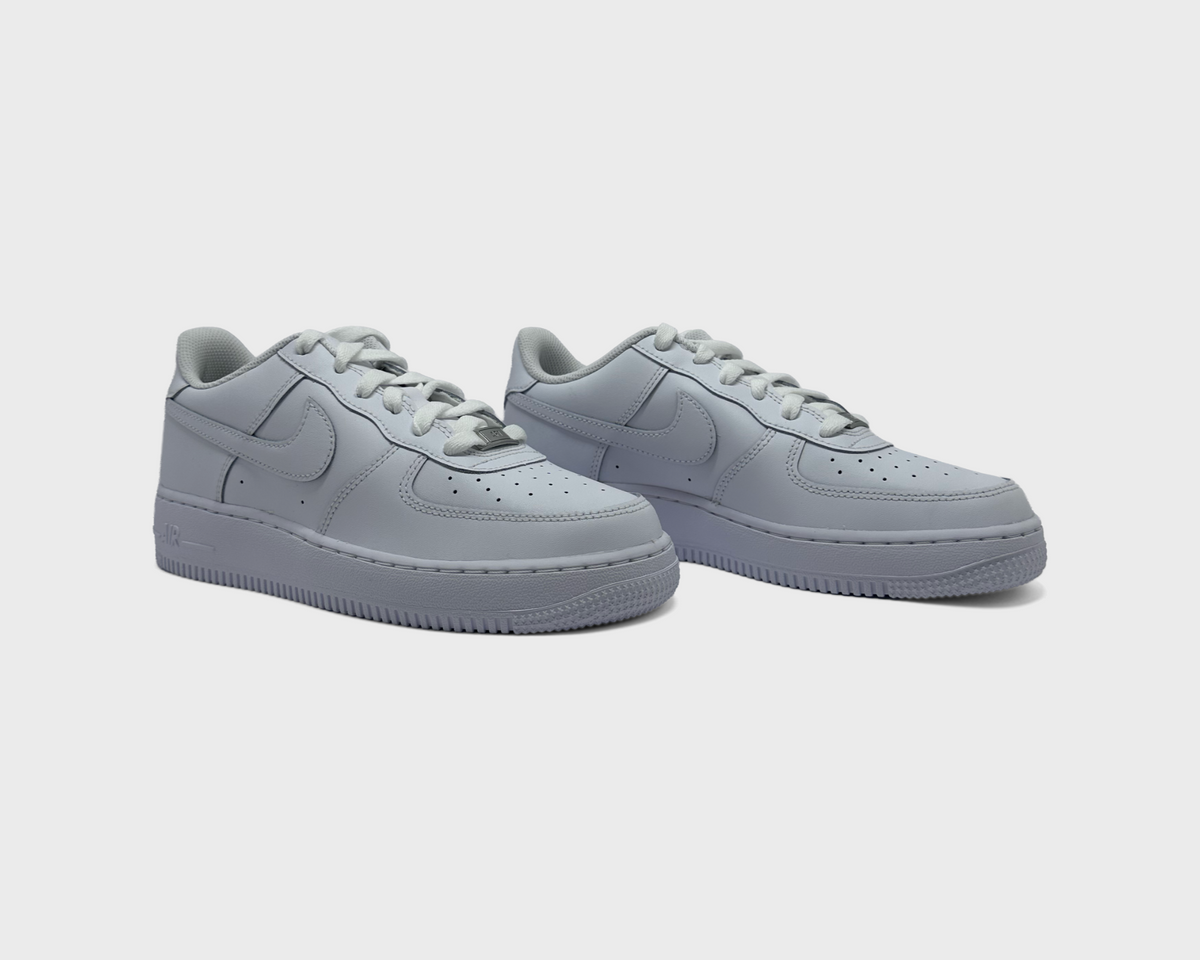 Nike Air Force 1 Low White Kids Sneaker weiß Paar schräg von vorne