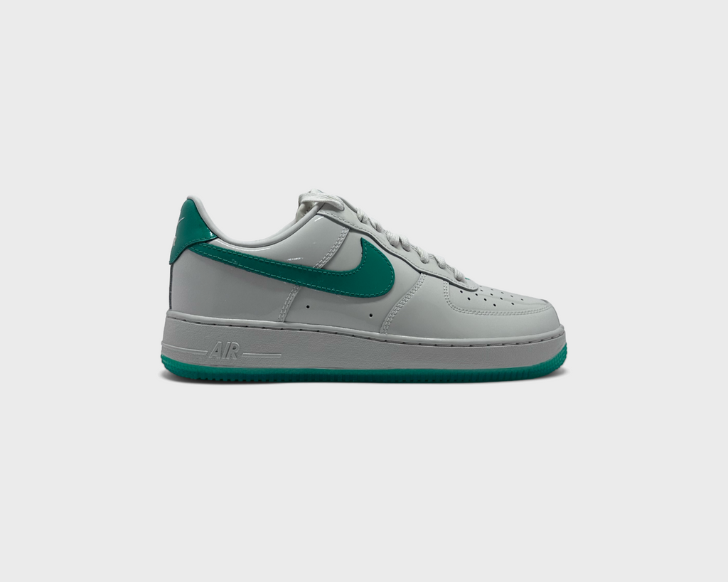 Nike Air Force 1 Patent Platinum Tint Stadium Green Sneaker weiß grün Außenseite Seitenansicht