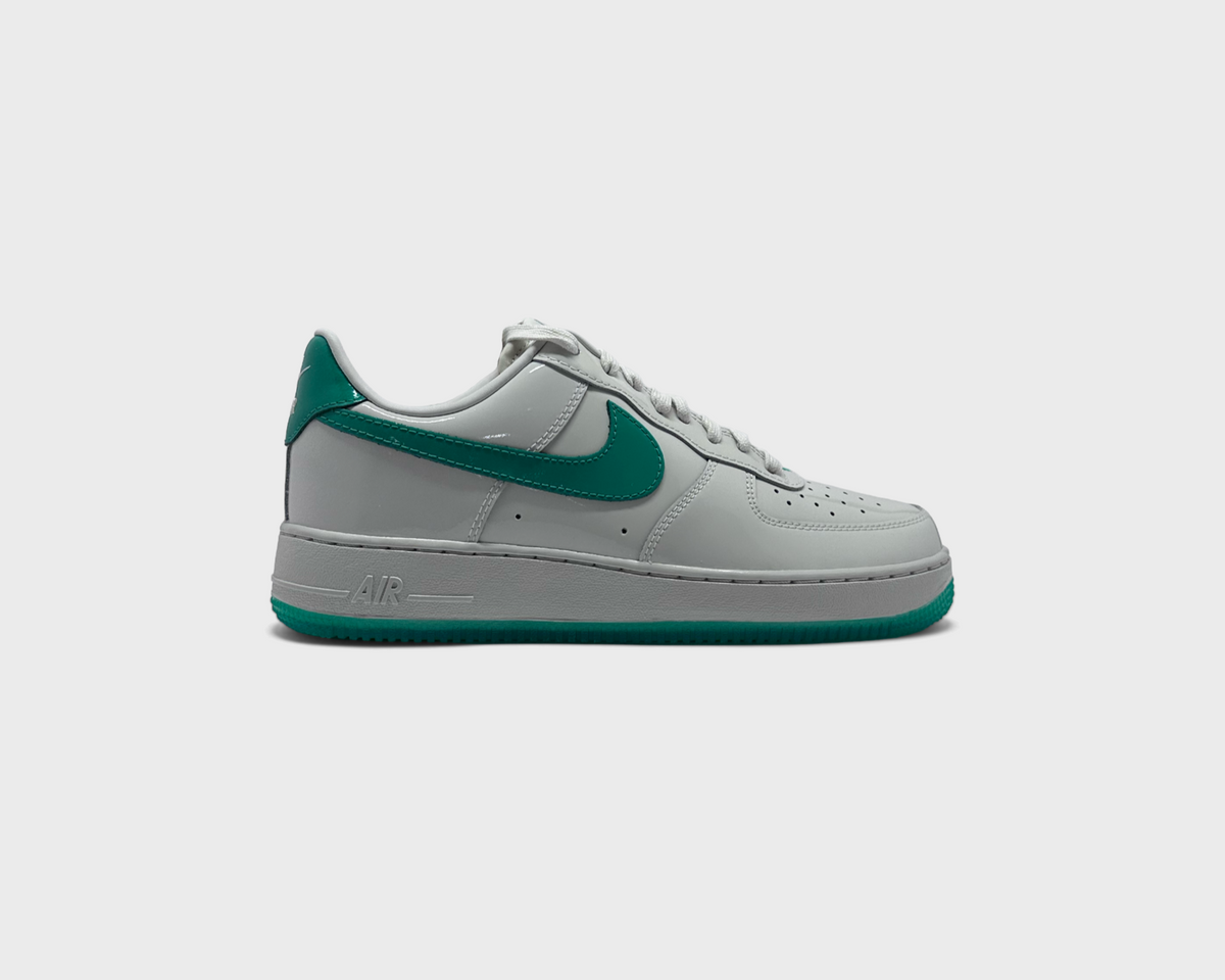 Nike Air Force 1 Patent Platinum Tint Stadium Green Sneaker weiß grün Außenseite Seitenansicht