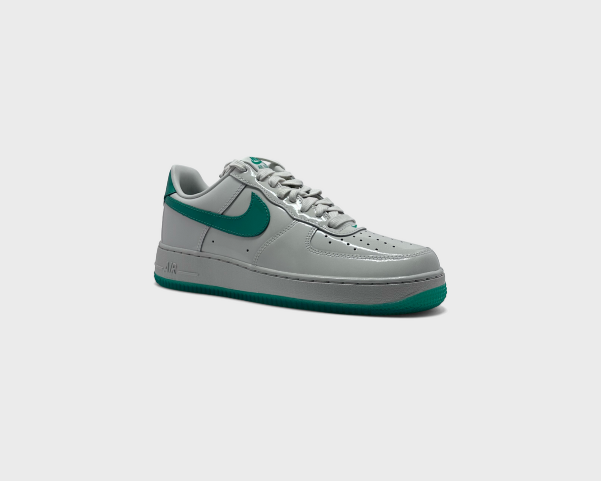 Nike Air Force 1 Patent Platinum Tint Stadium Green Sneaker weiß grün schräg von vorne